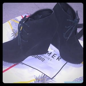 Elle size 7 black wedges.